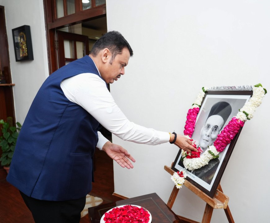 मुख्यमंत्री देवेंद्र फडणवीस यांच्याकडून स्वातंत्र्यवीर सावरकरांना अभिवादन