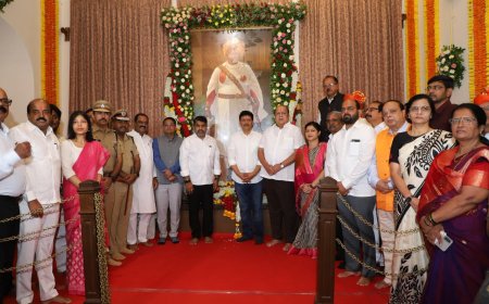 राजर्षी छत्रपती शाहू महाराज जयंतीनिमित्त जन्मस्थळी अभिवादन; पालकमंत्री प्रकाश आबिटकर, मंत्री हसन मुश्रीफ यांच्याकडून पुष्पहार अर्पण