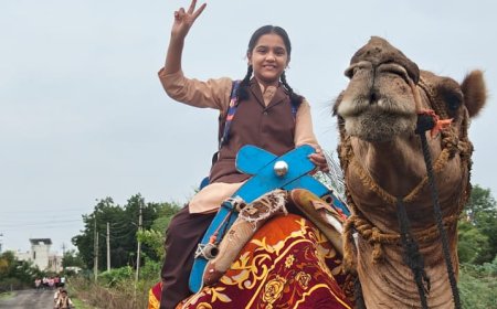 'बेटी बचाओ, बेटी पढाओ'चा अनोखा संदेश; मुलीला उंटावर बसवून शाळेत पोहोचवले
