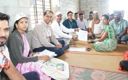 मतदार यादी विशेष पुनरीक्षणासाठी कावनईतील कातकरी वस्तीवर जिल्हाधिकारी आयुष प्रसाद; पात्र मतदारांना बीएलओंना सहकार्याचे आवाहन