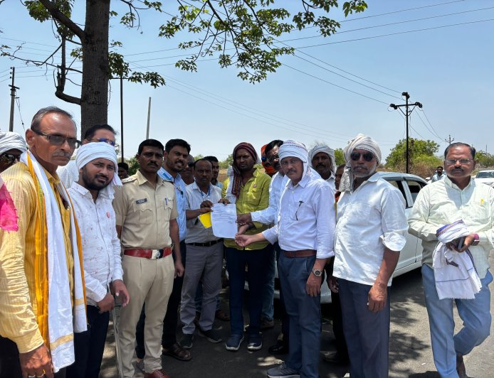 जिंतूर-कनेरगाव नाका येथे क्रांतिकारी शेतकरी संघटनेचा टायर जाळून भव्य रास्ता रोको आंदोलन