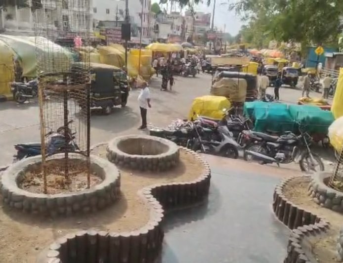 संत गाडगे महाराजांच्या पुतळ्यासमोर अतिक्रमणाचा विळखा; श्री मंदिर परिसरातील स्वच्छतेचा प्रश्न ऐरणीवर