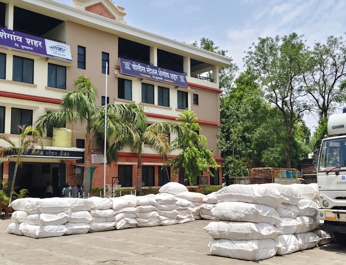 शेगावात प्रतिबंधित गुटखा-तंबाखूने भरलेला कंटेनर पकडला; अन्न व औषध प्रशासनाची धडक कारवाई, ७० लाखांचा मुद्देमाल जप्त