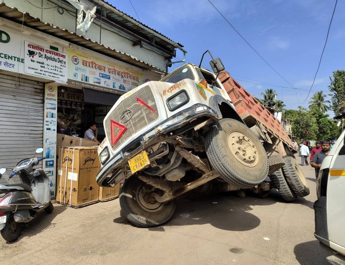 विक्रोळी पार्कसाईटमध्ये रस्तादुरुस्तीचा फज्जा; तीन दिवसांतच रस्ता खचल्याने बीएमसीच्या कामावर प्रश्नचिन्ह