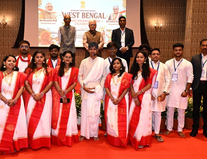महाराष्ट्र लोकभवन येथे पश्चिम बंगाल राज्य स्थापना दिन उत्साहात साजरा; राज्यपालांकडून सोलापूर विद्यापीठाच्या विद्यार्थ्यांचे कौतुक