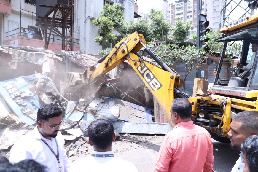 थेरगावमध्ये रस्ता रुंदीकरणासाठी महापालिकेची मोठी कारवाई; १,८५८ चौरस मीटर क्षेत्रावरील ३० अनधिकृत बांधकामे हटवली
