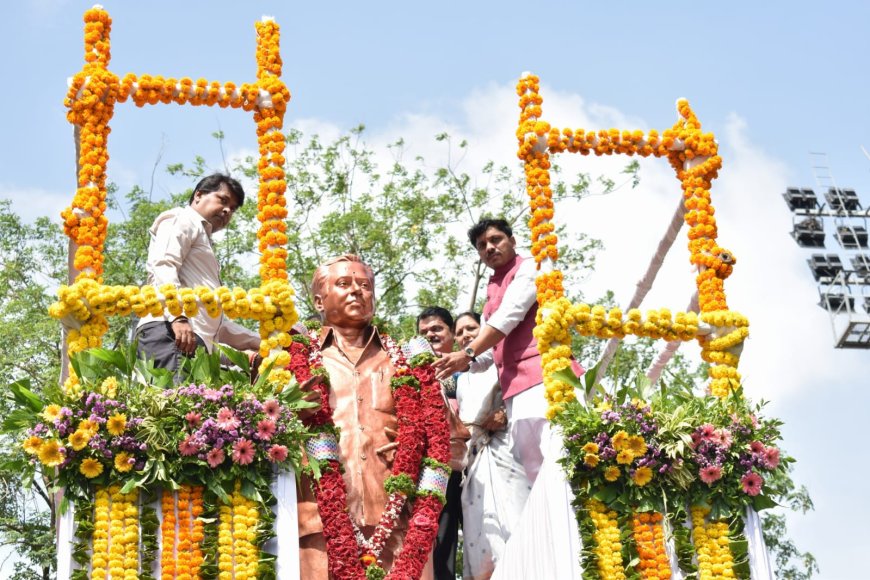 माजी महापौर भिकू वाघेरे पाटील यांच्या पुण्यतिथीनिमित्त पिंपरी-चिंचवड महापालिकेकडून अभिवादन