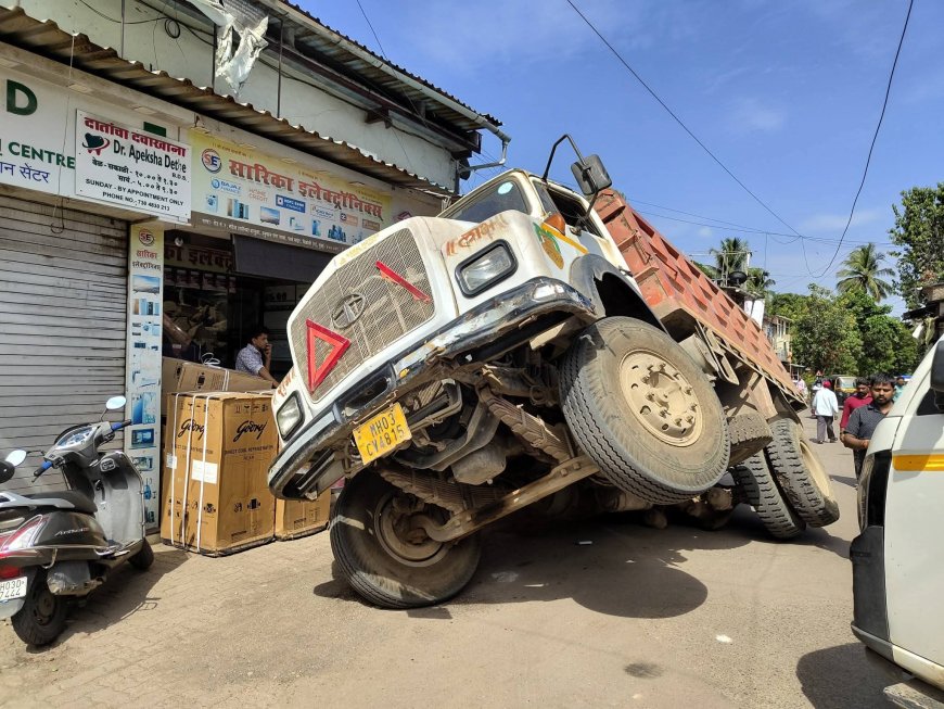 विक्रोळी पार्कसाईटमध्ये रस्तादुरुस्तीचा फज्जा; तीन दिवसांतच रस्ता खचल्याने बीएमसीच्या कामावर प्रश्नचिन्ह