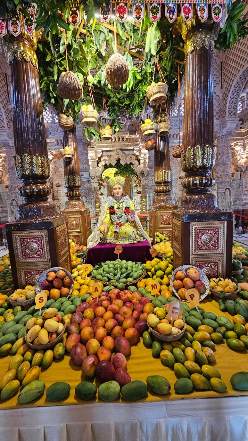 नाशिकमध्ये बीएपीएस स्वामिनारायण मंदिरात आंबा महोत्सव; एक टनाहून अधिक आंब्यांची भव्य सजावट