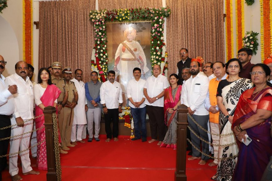 राजर्षी छत्रपती शाहू महाराज जयंतीनिमित्त जन्मस्थळी अभिवादन; पालकमंत्री प्रकाश आबिटकर, मंत्री हसन मुश्रीफ यांच्याकडून पुष्पहार अर्पण