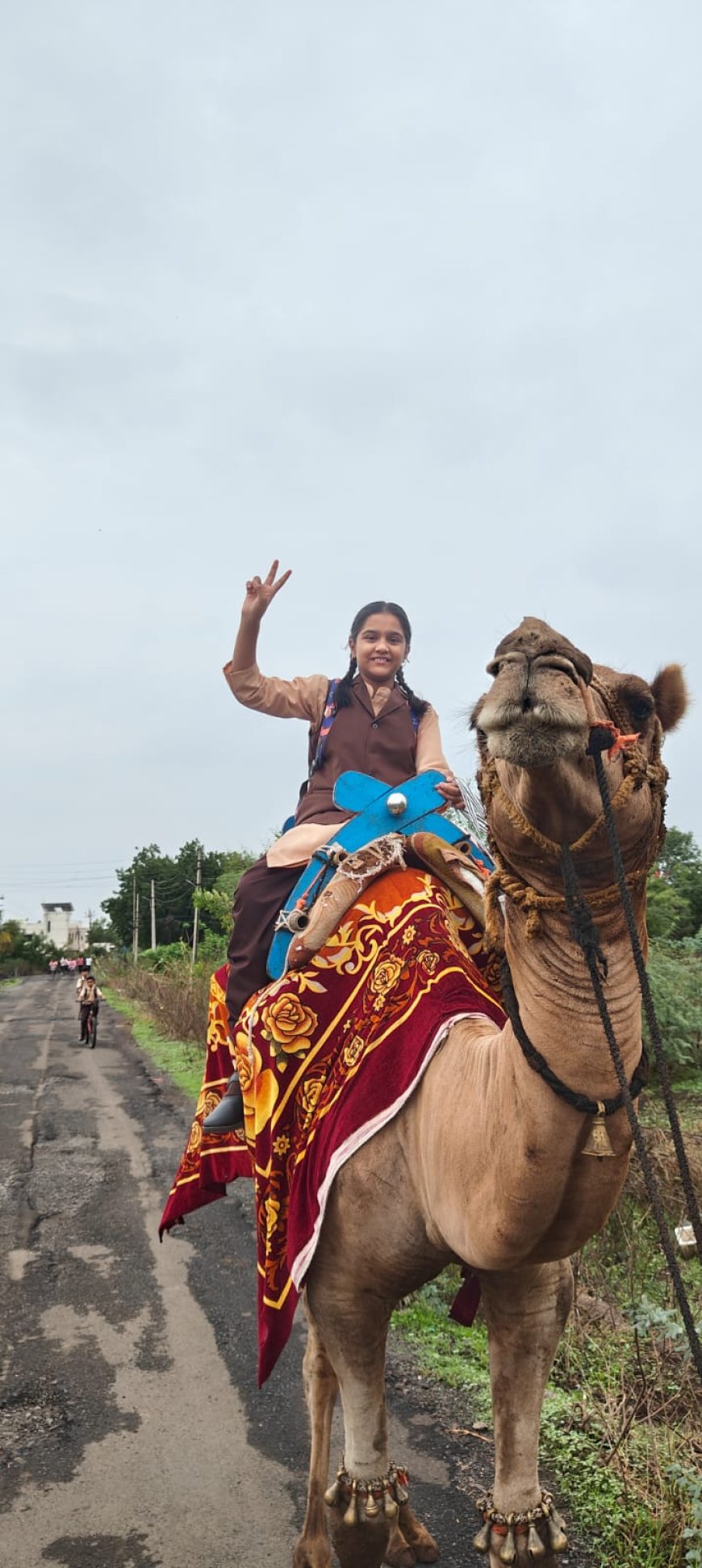 'बेटी बचाओ, बेटी पढाओ'चा अनोखा संदेश; मुलीला उंटावर बसवून शाळेत पोहोचवले