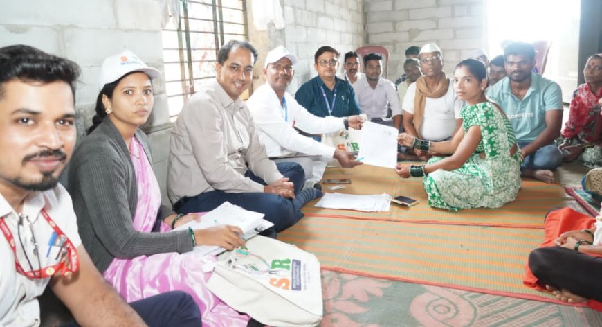 मतदार यादी विशेष पुनरीक्षणासाठी कावनईतील कातकरी वस्तीवर जिल्हाधिकारी आयुष प्रसाद; पात्र मतदारांना बीएलओंना सहकार्याचे आवाहन