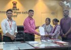 आत्मसमर्पित नक्षलवाद्यांच्या पुनर्वसनाला बळ; तारक्का आणि मदनी तोरेम यांना शिधापत्रिकेचे वितरण