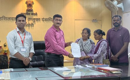 आत्मसमर्पित नक्षलवाद्यांच्या पुनर्वसनाला बळ; तारक्का आणि मदनी तोरेम यांना शिधापत्रिकेचे वितरण