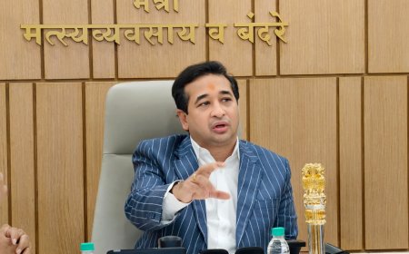 खोल समुद्रातील मच्छिमारांसाठी सॅटेलाईट फोन सुविधा; बीएसएनएलसोबत समन्वय साधणार – मंत्री नितेश राणे
