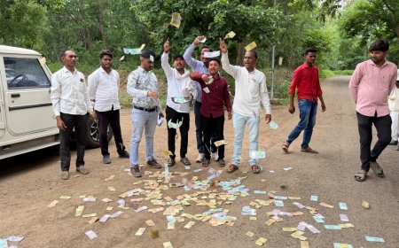 हिंगोलीत बोगस बियाणे आणि कीटकनाशकांविरोधात क्रांतिकारी शेतकरी संघटनेचे अनोखे आंदोलन; कृषी कार्यालयासमोर पैसे फेकून व्यक्त केला संताप