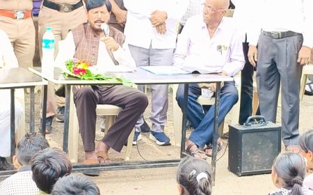 केंद्रीय मंत्री रामदास आठवले यांची माथा येथील रामदास आठवले विद्यालयाला सदिच्छा भेट; विद्यार्थ्यांशी साधला संवाद
