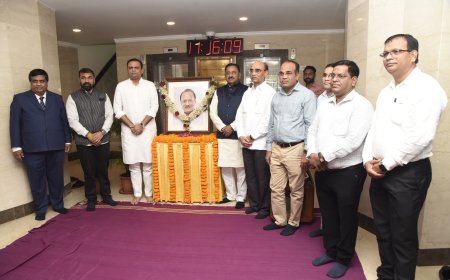 दिवंगत उपमुख्यमंत्री अजितदादा पवार यांना विधान भवनात अभिवादन