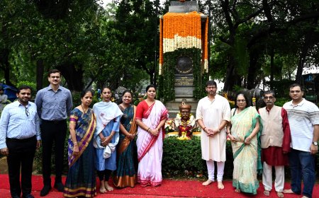 लोकमान्य बाळ गंगाधर टिळक यांच्या १७० व्या जयंतीनिमित्त मुंबईत अभिवादन; महापौर रितू तावडे यांनी अर्पण केला पुष्पहार