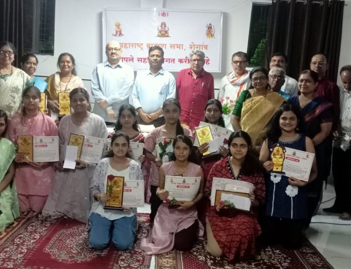 शेगावात गुणवंत विद्यार्थ्यांचा गौरव; मोबाईलचा शिक्षणासाठी योग्य वापर करण्याचे आवाहन