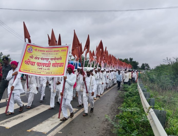 शेगाव श्री गजानन महाराज पालखीचे भारती कॅम्प येथे भक्तिमय स्वागत; वारकऱ्यांसाठी जेवण व महाप्रसादाचे आयोजन
