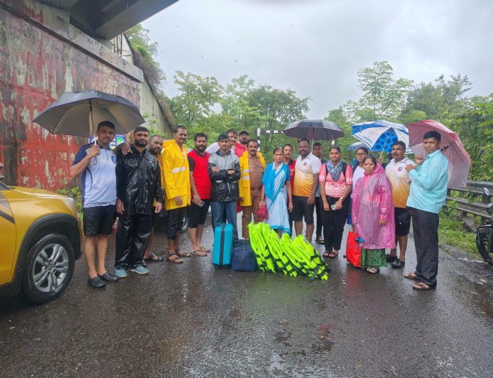 रसायनी पोलिसांची धाडसी कामगिरी; पुराच्या पाण्यात अडकलेल्या एसटी बसमधील ८ प्रवाशांची सुखरूप सुटका