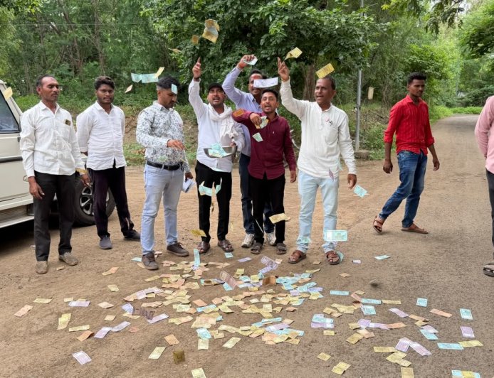 हिंगोलीत बोगस बियाणे आणि कीटकनाशकांविरोधात क्रांतिकारी शेतकरी संघटनेचे अनोखे आंदोलन; कृषी कार्यालयासमोर पैसे फेकून व्यक्त केला संताप