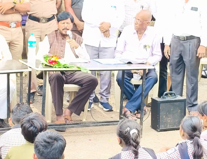 केंद्रीय मंत्री रामदास आठवले यांची माथा येथील रामदास आठवले विद्यालयाला सदिच्छा भेट; विद्यार्थ्यांशी साधला संवाद