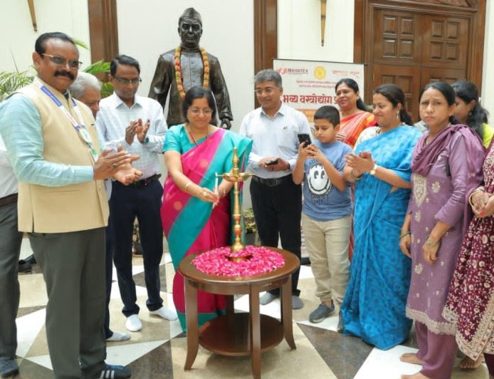 महाराष्ट्राची समृद्ध वस्त्रपरंपरा दिल्लीकरांच्या भेटीला; महाराष्ट्र सदनातील तीन दिवसीय वस्त्रोद्योग प्रदर्शनाचे उद्घाटन