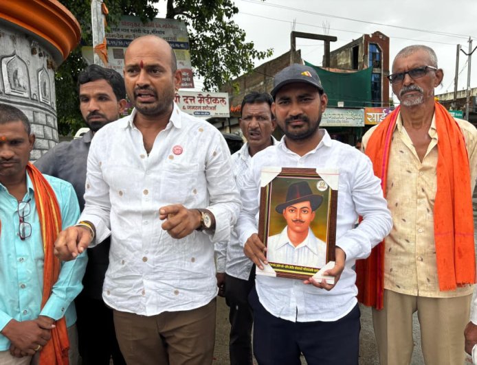 धर्मेंद्र प्रधान यांच्या राजीनाम्यानंतर गोरेगावात विद्यार्थ्यांच्या विजयाचा जल्लोष; क्रांतिकारी शेतकरी संघटनेकडून फटाक्यांची आतषबाजी