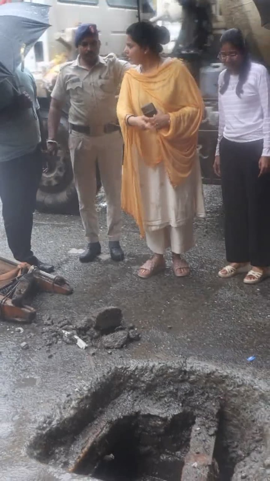 कॉटनग्रीन-रे रोड परिसरात महापौर रितू तावडे यांची भर पावसात पाहणी; पाणी निचरा व मॅनहोल सुरक्षिततेबाबत मुंबई पोर्ट ट्रस्टला तातडीचे निर्देश