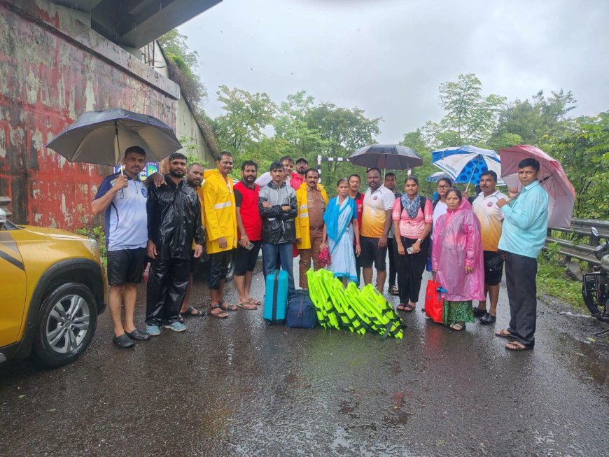 रसायनी पोलिसांची धाडसी कामगिरी; पुराच्या पाण्यात अडकलेल्या एसटी बसमधील ८ प्रवाशांची सुखरूप सुटका