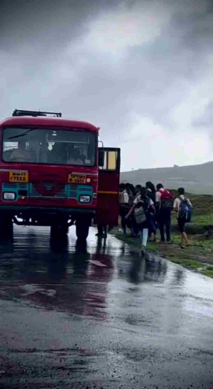 विद्यार्थ्यांच्या सुरक्षित व सुलभ शिक्षणप्रवासासाठी एसटी महामंडळ कटिबद्ध; 'लालपरी' विद्यार्थ्यांच्या स्वप्नांची ज्ञानवाहिनी – प्रताप सरनाईक