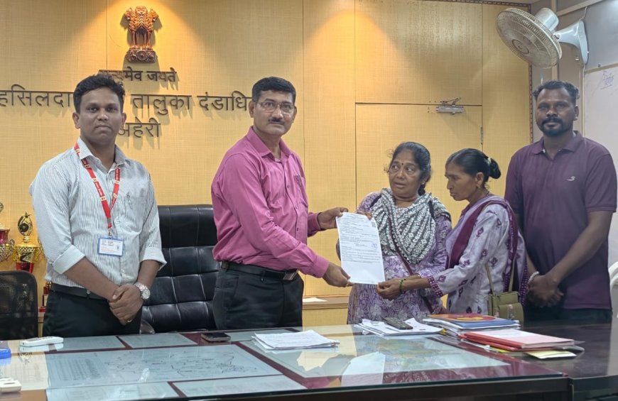 आत्मसमर्पित नक्षलवाद्यांच्या पुनर्वसनाला बळ; तारक्का आणि मदनी तोरेम यांना शिधापत्रिकेचे वितरण