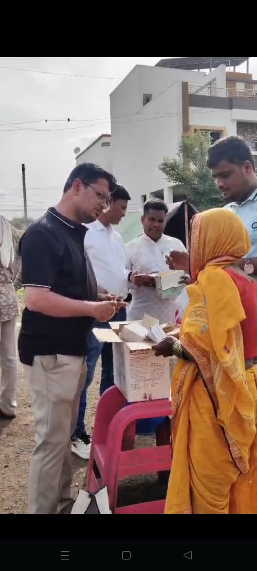 सासवड येथे पालखी सोहळ्यात वारकऱ्यांसाठी मोफत वैद्यकीय सेवा; आरोग्य तपासणी व औषधांचे मोफत वाटप