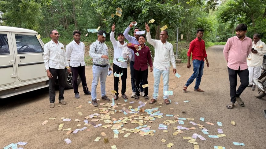 हिंगोलीत बोगस बियाणे आणि कीटकनाशकांविरोधात क्रांतिकारी शेतकरी संघटनेचे अनोखे आंदोलन; कृषी कार्यालयासमोर पैसे फेकून व्यक्त केला संताप