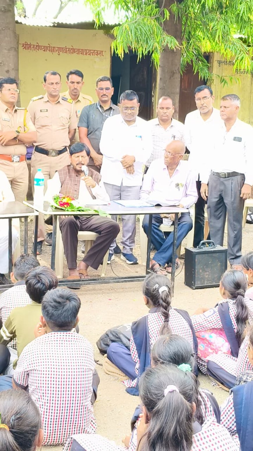 केंद्रीय मंत्री रामदास आठवले यांची माथा येथील रामदास आठवले विद्यालयाला सदिच्छा भेट; विद्यार्थ्यांशी साधला संवाद