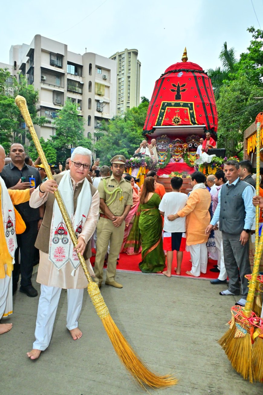 राज्यपालांच्या उपस्थितीत मुंबईतील ४५ व्या श्री जगन्नाथ रथयात्रेला प्रारंभ; झाडू घेऊन राज्यपालांनी केली मार्गिकेची स्वच्छता