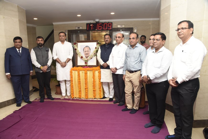 दिवंगत उपमुख्यमंत्री अजितदादा पवार यांना विधान भवनात अभिवादन