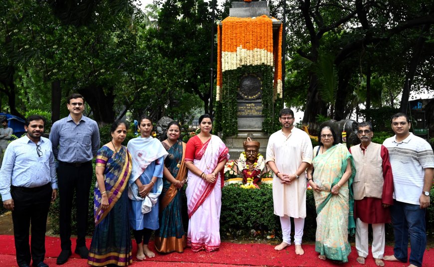 लोकमान्य बाळ गंगाधर टिळक यांच्या १७० व्या जयंतीनिमित्त मुंबईत अभिवादन; महापौर रितू तावडे यांनी अर्पण केला पुष्पहार