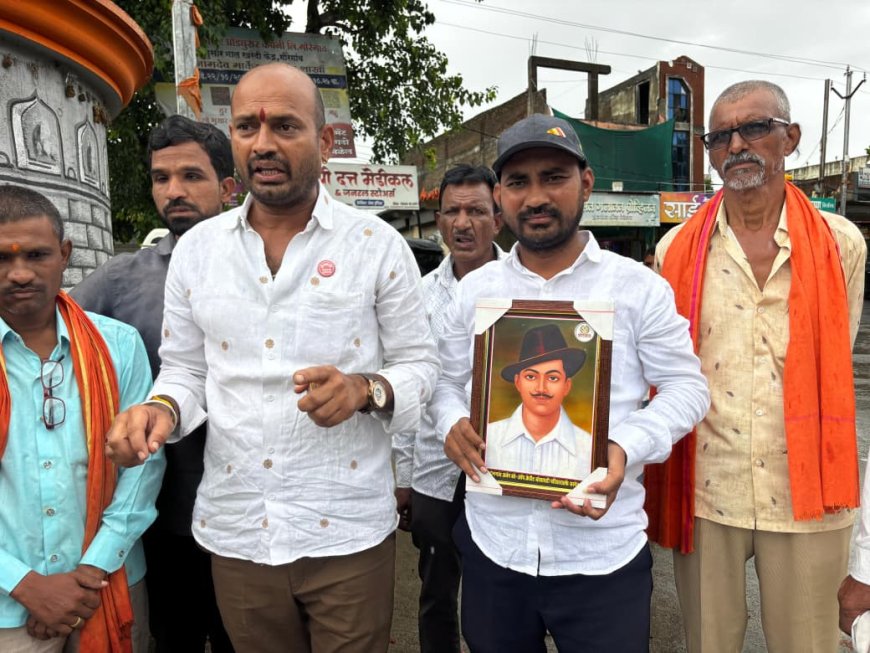 धर्मेंद्र प्रधान यांच्या राजीनाम्यानंतर गोरेगावात विद्यार्थ्यांच्या विजयाचा जल्लोष; क्रांतिकारी शेतकरी संघटनेकडून फटाक्यांची आतषबाजी