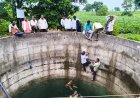 ताकतोडा येथे विविध मागण्यांसाठी शेतकऱ्यांचे जलसमाधी आंदोलन; कृषी अधिकाऱ्यांच्या पूर्णवेळ उपस्थितीसह बोगस खत-पेस्टिसाइड कंपन्यांवर कारवाईची मागणी