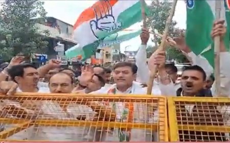 गुंगी गुडिया’ वक्तव्यावरून नाशिकमध्ये राष्ट्रवादी-काँग्रेस कार्यकर्ते आमने-सामने; जोरदार घोषणाबाजी आणि पोस्टरबाजी