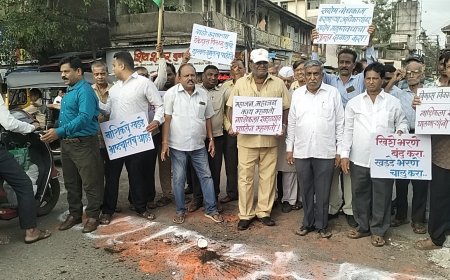नासिक वाचवा अभियानाचा रस्त्यांवरील खड्ड्यांविरोधात तीव्र एल्गार; प्रशासन, ठेकेदार आणि सत्ताधाऱ्यांविरोधात संताप