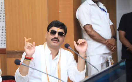 बीडमधील पत्रकार परिषदेत धनंजय मुंडे यांच्या भूमिकेवरून राजकीय वातावरण तापले