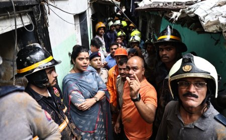 कुर्ला भूस्खलन दुर्घटनेत महापौर रितू तावडे यांच्याकडून बचावकार्याची पाहणी; मृतांच्या वारसांना ४ लाख, जखमींना ५० हजारांची मदत