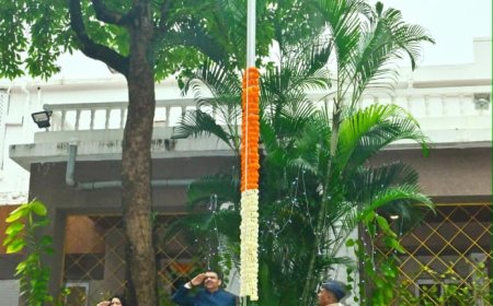वर्षा’ निवासस्थानी तिरंगा डौलाने फडकला; मुख्यमंत्री देवेंद्र फडणवीस यांच्या हस्ते ध्वजारोहण