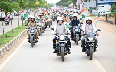 तिरंगा बाईक रॅलीत मोटरसायकलवर स्वार झाले सहपालकमंत्री ॲड. आशिष जयस्वाल