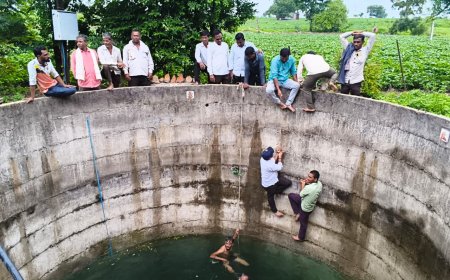 ताकतोडा येथे विविध मागण्यांसाठी शेतकऱ्यांचे जलसमाधी आंदोलन; कृषी अधिकाऱ्यांच्या पूर्णवेळ उपस्थितीसह बोगस खत-पेस्टिसाइड कंपन्यांवर कारवाईची मागणी