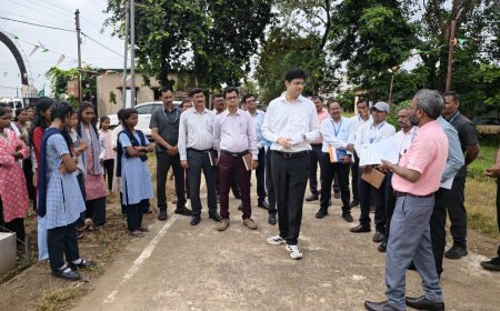 खमंचेरू आश्रमशाळेला जिल्हाधिकाऱ्यांची अचानक भेट; विद्यार्थ्यांशी साधला थेट संवाद